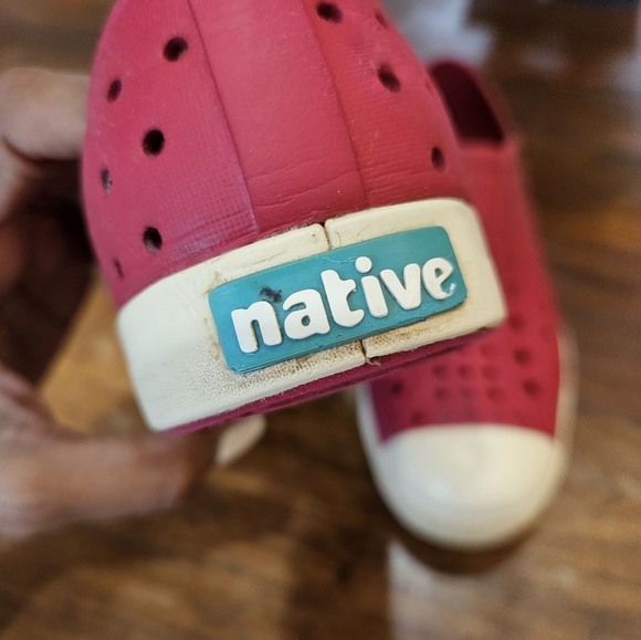 Native, red slip on shoes, junior size j2 - Picture 6 of 7